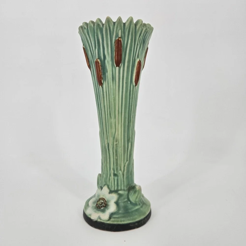 Weller Ardsley Cattail Vase 7.5